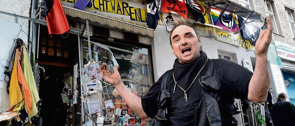H.G. Lindenau, vor seinem "Gemischtwarenladen für Revolutionsbedarf" in Berlin Kreuzberg.