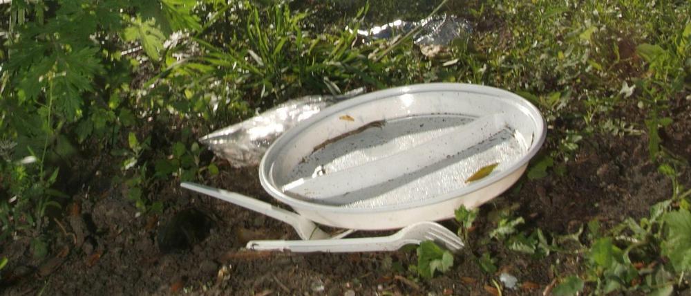 Weggeworfenes Plastikbesteck in Kreuzberg.