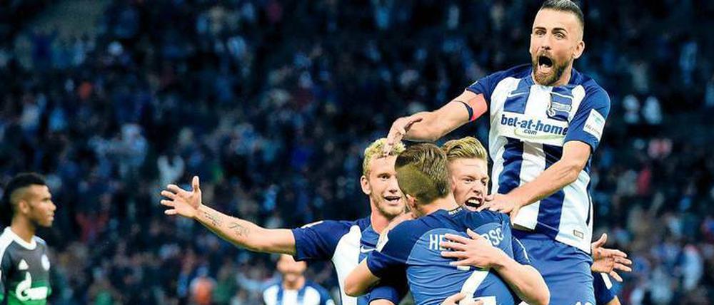 Berliner Freude. Herthas Profis Lustenberger, Pekarik, Weiser und Ibisevic (von links) feiern den 2:0-Sieg über Schalke.