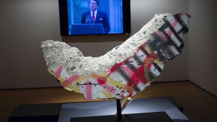 Original Berlin - und vom Original-Reagan signiert. Dieses Mauerstück wurde in New York versteigert.