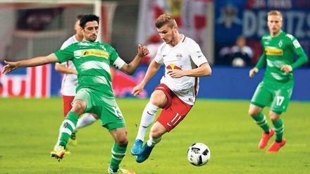 Elegant und schnell. Der Leipziger Timo Werner (m.), der das 1:0 erzielte, setzt sich hier gegen den Gladbacher Lars Stindl (links) durch. 