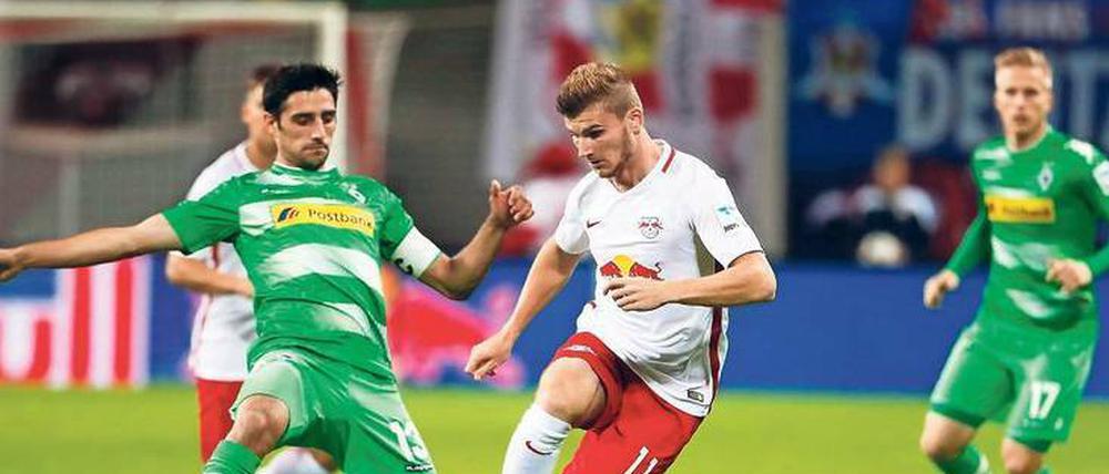 Elegant und schnell. Der Leipziger Timo Werner (m.), der das 1:0 erzielte, setzt sich hier gegen den Gladbacher Lars Stindl (links) durch. 