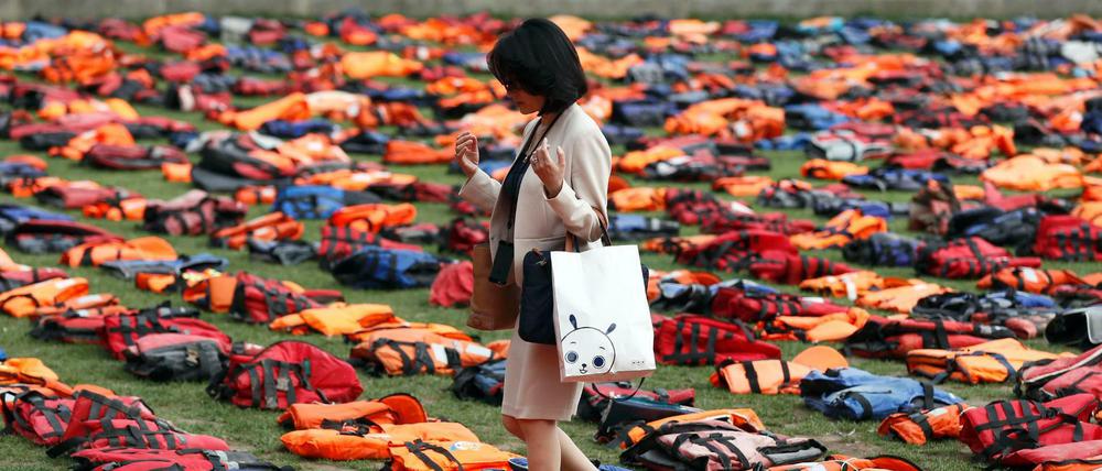 Am Tag vor dem UN-Flüchtlingsgipfel in New York sind Tausende in London auf die Straße gegangen. Die Ausstellung mit den Rettungswesten war Teil der Proteste für eine bessere Flüchtlingspolitik.