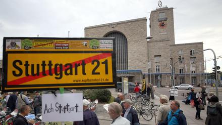 Proteste gegen das Bahnprojekt gab es auch am Rande der Grundsteinlegung am 16. September.