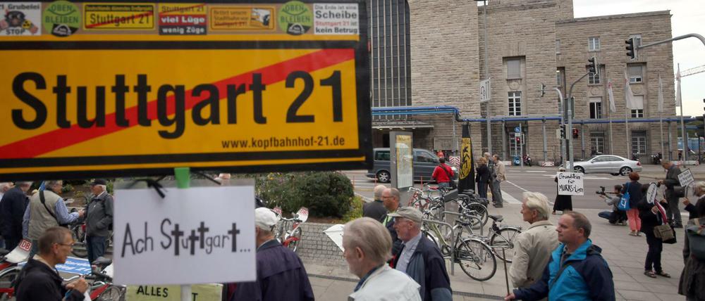 Proteste gegen das Bahnprojekt gab es auch am Rande der Grundsteinlegung am 16. September.