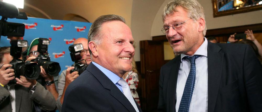 AfD-Spitzenkandidat Georg Pazderski und Bundeschef Jörg Meuthen (rechts) bei der Wahlparty in Charlottenburg.