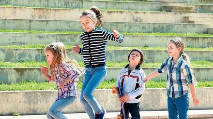 Seilspringen oder Gummitwist spielen. In Neukölln kann man Kinder noch auf der Straße spielen sehen – in Prenzlauer Berg sind sie immer unter Aufsicht, beklagt die Erzieherin und Mutter Britta Menter.