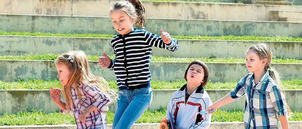 Seilspringen oder Gummitwist spielen. In Neukölln kann man Kinder noch auf der Straße spielen sehen – in Prenzlauer Berg sind sie immer unter Aufsicht, beklagt die Erzieherin und Mutter Britta Menter. 