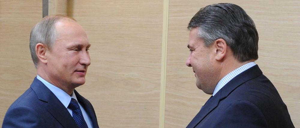 Wladimir Putin empfängt Sigmar Gabriel in der Nähe von Moskau.