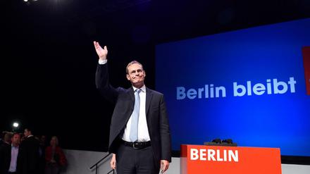 Der Regierende Bürgermeister von Berlin und Spitzenkandidat Michael Müller (SPD) winkt nach ersten Ergebnissen zu der Abgeordnetenhauswahl in Berlin seinen Anhängern zu. Es scheint, als habe er drei Hände...