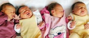 Säuglinge auf der Kinderstation des Krankenhauses St. Elisabeth - St. Barbara in Halle (Saale).