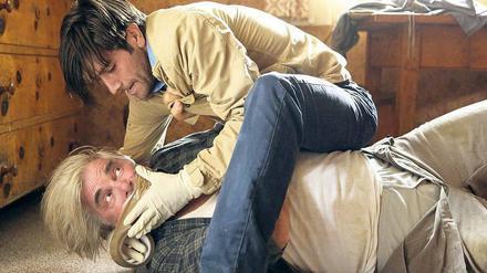 Ist die Stunde der Rache gekommen? Salvatore (Fabrizio Bucci) überwältigt Stockinger (Peter Simonischek). Er will ihn mit seinen Kriegsverbrechen konfrontieren.