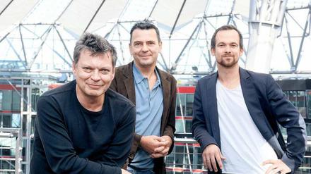 Kantine mit Aussicht. Direktor Ben Gibson und die Alumni Christian Petzold und Jonas Dornbach (v. l.) in der DFFB im Filmhaus, neunte Etage. 