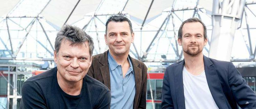 Kantine mit Aussicht. Direktor Ben Gibson und die Alumni Christian Petzold und Jonas Dornbach (v. l.) in der DFFB im Filmhaus, neunte Etage. 