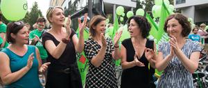 Die Spitzenkandidaten der Berliner Grünen, Ramona Pop (r), Antje Kapek (l), und Bettina Jarasch (2vr) unterhalten sich mit Parteichefin Simone Peter (2vl) und der Fraktionsvorsitzenden im Deutschen Bundestag, Katrin Göring-Eckardt (M)(