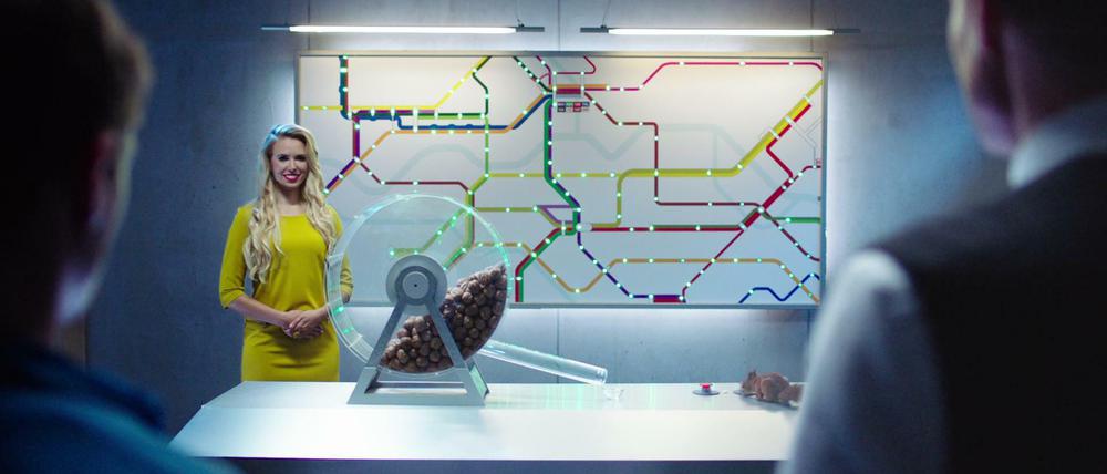 Na, wo fahren wir denn heute lang - und wie viel zu spät? Szene aus dem BVG-Spot.