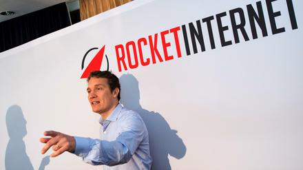 Oliver Samwer, Gründer und Vorstandsvorsitzender der Rocket Internet AG, spricht am 24.09.2014 während einer Pressekonferenz in Frankfurt am Main (Hessen) vor dem Logo des Unternehmens. 