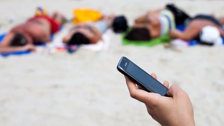 Horrende Handyrechnungen nach dem Urlaub will das EU-Parlament unterbinden.