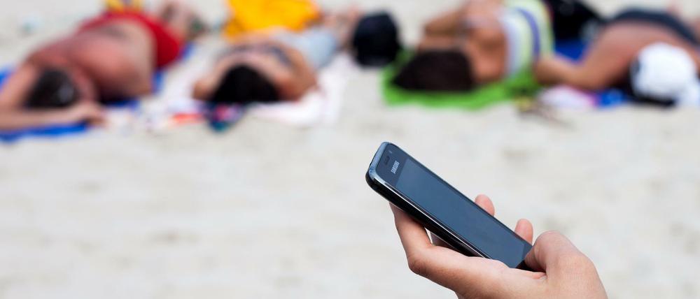 Horrende Handyrechnungen nach dem Urlaub will das EU-Parlament unterbinden.