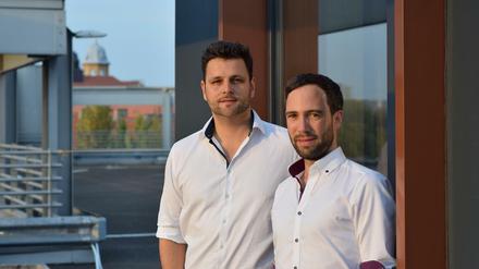 Björn Hiss (links) und Nikolai Jäger vor ihrem Prototypen