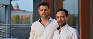 Björn Hiss (links) und Nikolai Jäger vor ihrem Prototypen