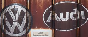 Ein alter Güterzug mit Logos von Volkswagen und Audi steht am 18.08.2016 am Bahnhof in Fallersleben bei Wolfsburg.