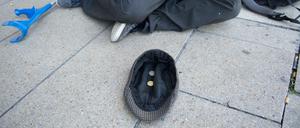 Ein Mann bettelt um Geld.