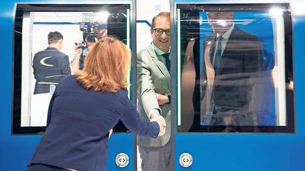 Auf und zu. Verkehrsminister Dobrindt probiert während des Innotrans-Rundgangs am Stand von Knorr Bremse das Öffnen und Schließen einer Tür für U-Bahnen aus. 