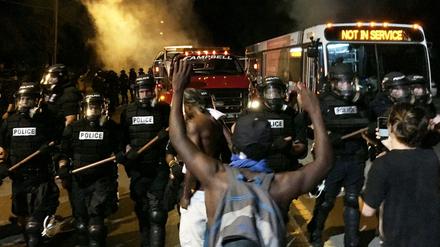 In Charlotte kam es zu Protesten. Mehrere Polizisten sollen dabei verletzt worden sein.