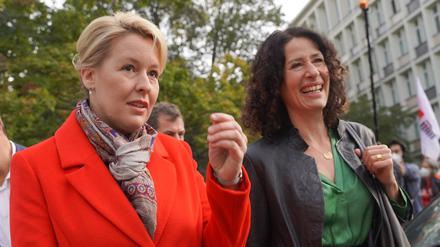 Franziska Giffey (l, SPD) und Bettina Jarasch (Bündnis 90/Die Grünen) treffen sich zu Sondierungsgesprächen im Kurt-Schumacher-Haus. Der Wahlgewinnerin Giffey stehen in Berlin mehrere Koalitionsoptionen offen. +++ dpa-Bildfunk +++