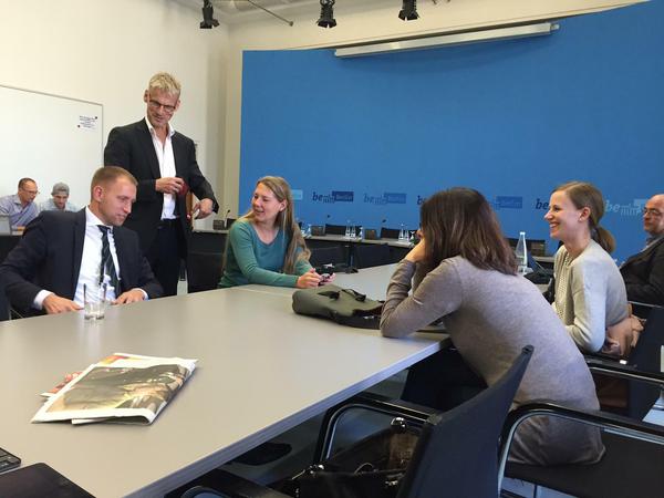 Julian Mieth und  Marisa Strobel  besuchen die wartenden Journalisten.