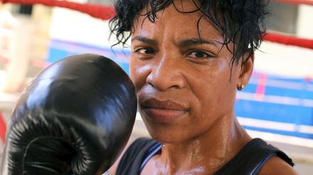 Die kubanische Boxerin Namibia Flores gilt auch mit 40 Jahren noch heute als riesiges Talent, doch ausgerechnet in der Boxnation Kuba ist Frauenboxen verboten.