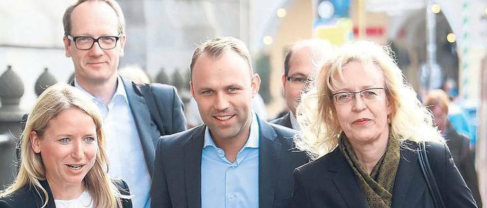 Richtung Rathaus. Die FDP-Spitze (Mitte: Spitzenkandidat Sebastian Czaja) auf dem Weg zum Gespräch. 