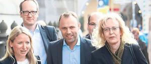 Richtung Rathaus. Die FDP-Spitze (Mitte: Spitzenkandidat Sebastian Czaja) auf dem Weg zum Gespräch. 