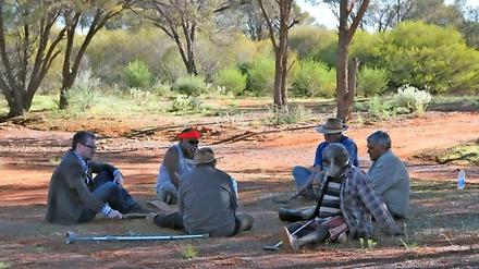 Grundverschieden. Aborigines im Südwesten Australiens (hier mit Eske Willerslev) unterscheiden sich von denen im Nordosten des Kontinents so sehr wie die Ureinwohner Amerikas von Menschen in Sibirien.
