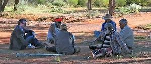 Grundverschieden. Aborigines im Südwesten Australiens (hier mit Eske Willerslev) unterscheiden sich von denen im Nordosten des Kontinents so sehr wie die Ureinwohner Amerikas von Menschen in Sibirien.