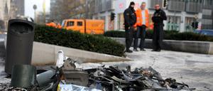 Fahrzeugteile liegen in Berlin nach einem illegalen Autorennen in der Tauentzienstraße. Nach dem illegalen Autorennen mit einem Toten in der Berliner Innenstadt hat am 8. September ein Mordprozess begonnen. .