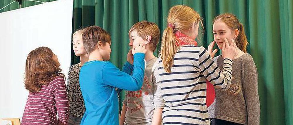 "Gefühle erkennen": Grundschulkinder bei einer Übung aus dem Fairplayer-Manual.