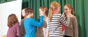 "Gefühle erkennen": Grundschulkinder bei einer Übung aus dem Fairplayer-Manual.