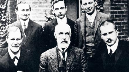 „Die Glocken läuten“. Stanley Hall, der Präsident der Clark University, (Mitte), hatte Sigmund Freud (unten links) eingeladen. Der Schweizer Psychiater Carl Gustav Jung (rechts unten) begleitete Freud gemeinsam mit Sándor Ferenzci (rechts oben).