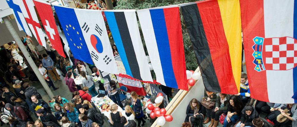 Für Studierende fallen an den Partnerhochschulen keine Studiengebühren an.