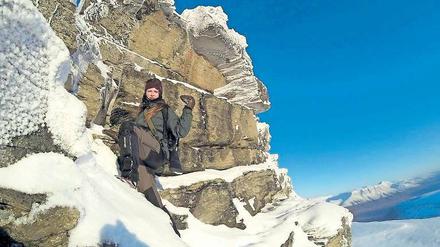 Gipfelstürmerin Janna Einöder bei einem Ausflug in die Bergwelt von Spitzbergen. Um sich vor Eisbären zu schützen, musste sie eine Waffe tragen. 