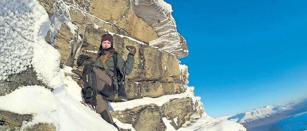 Gipfelstürmerin Janna Einöder bei einem Ausflug in die Bergwelt von Spitzbergen. Um sich vor Eisbären zu schützen, musste sie eine Waffe tragen. 