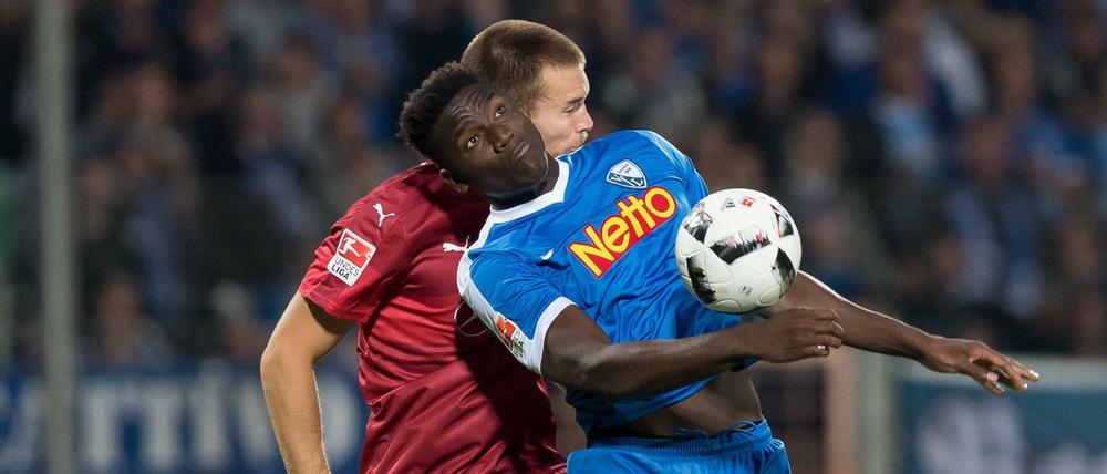 Bochums Peniel Mlapa (v) bereitete Stuttgarts Toni Sunjic arge Probleme. 