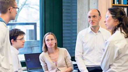 Der Preisträger und sein Team. Stephan Sieber diskutiert mit seinen Mitarbeitern an der Technischen Universität München die weiteren Schritte auf dem Weg zur Entwicklung von Substanzen, die die Infektionskraft von Krankheitserregern hemmen. 