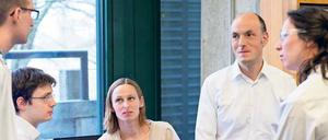 Der Preisträger und sein Team. Stephan Sieber diskutiert mit seinen Mitarbeitern an der Technischen Universität München die weiteren Schritte auf dem Weg zur Entwicklung von Substanzen, die die Infektionskraft von Krankheitserregern hemmen. 