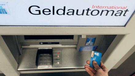 Abheben. Ein Leben ohne Girokonto können sich viele nicht vorstellen – für 600 000 Bundesbürger ist das aber die Realität. 