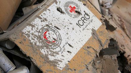 Ein Hilfspaket des Roten Kreuzes, zerstört durch einen Luftangriff in der Nähe von Aleppo. 