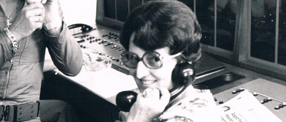 Ursula Platz (1924-2016) mit Rex Gildo an ihrem Arbeitsplatz