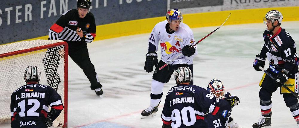 Keine Chance für Petri Vehanen im Eisbären-Tor. Jerome Flaake erzielt das vorentscheidende 3:2 für München.